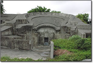 沖縄の墓 非常に大きい