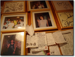 店内壁に並ぶ有名人のサインや写真。そして一般客のメッセージ。